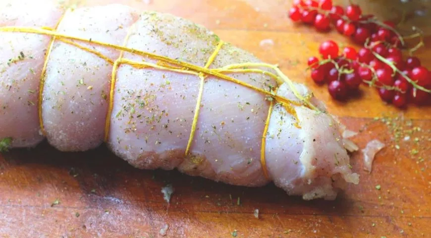 Рулет из индейки с красной смородиной: шаг 2
