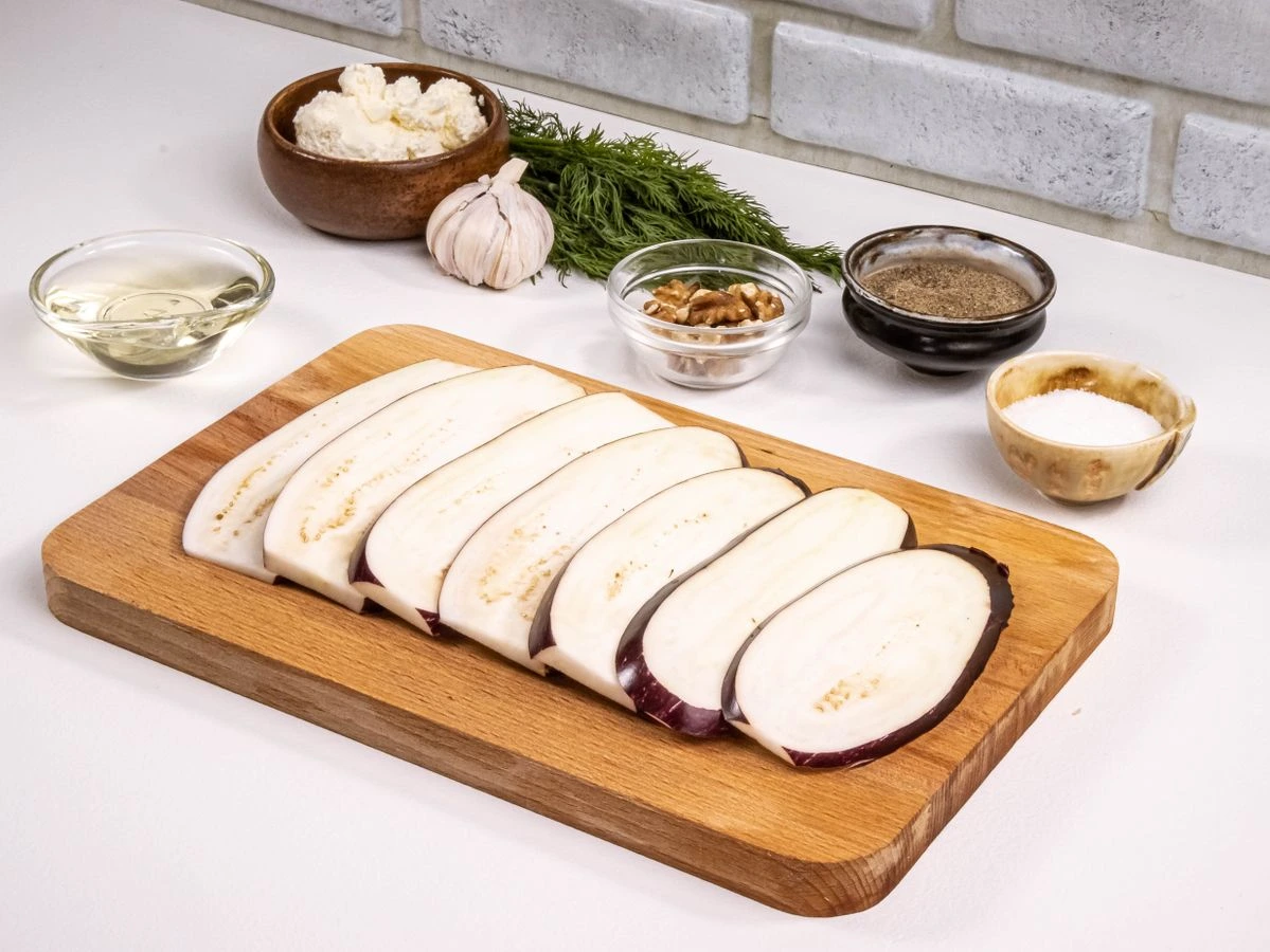 Шаг 2: Рулетики из баклажанов