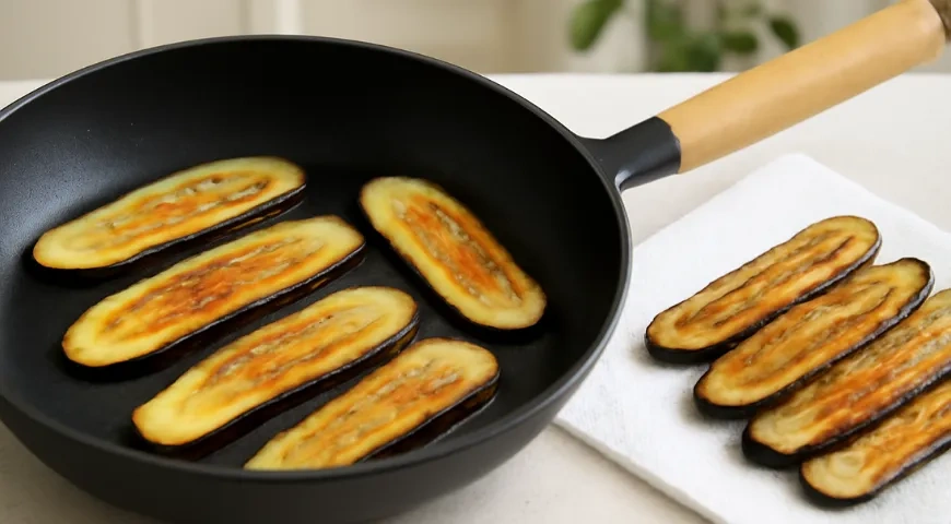 Рулетики из баклажанов с помидорами, сыром и чесноком: шаг 2