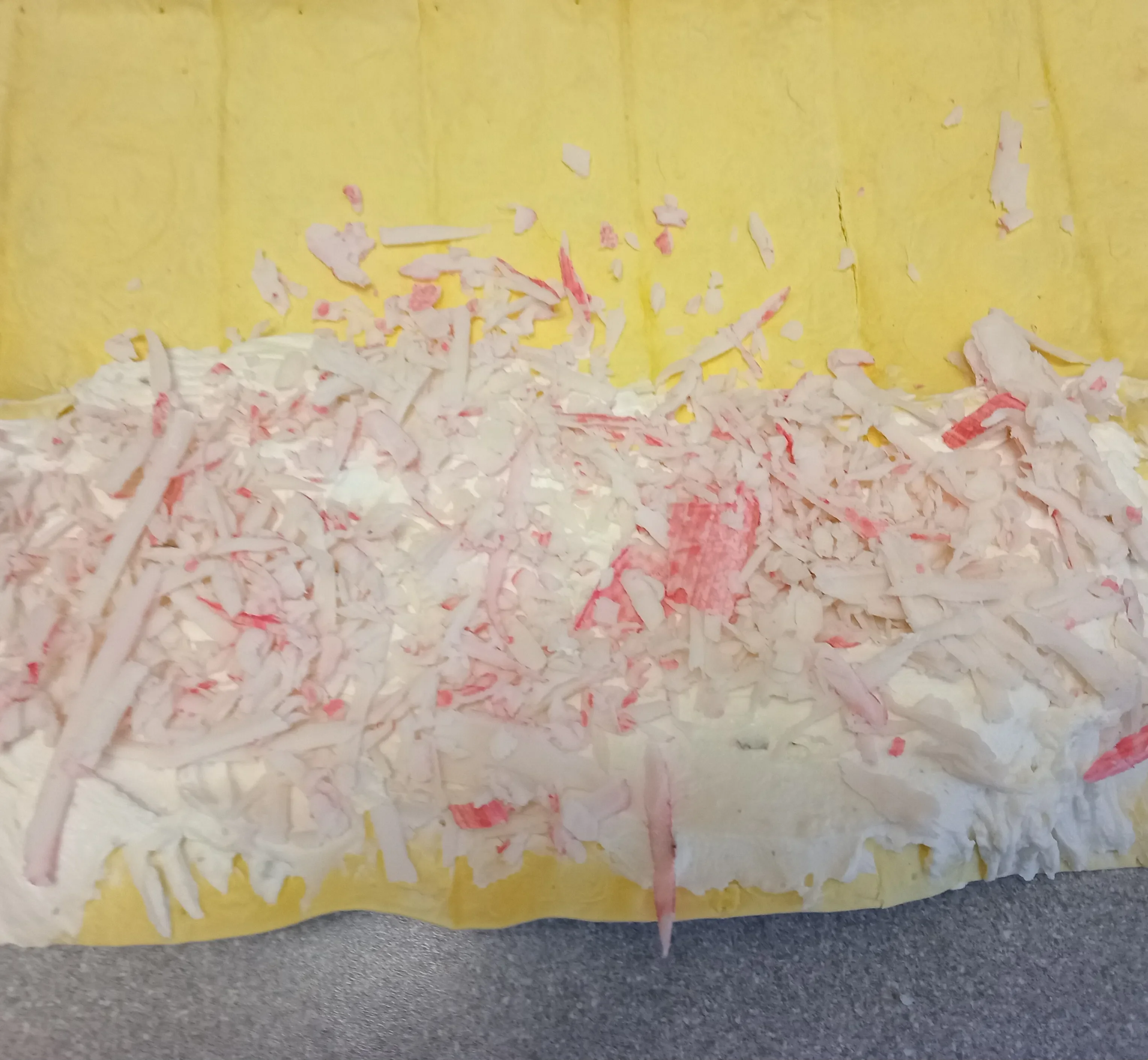 Рулетики из лаваша с крабовыми палочками: шаг 2