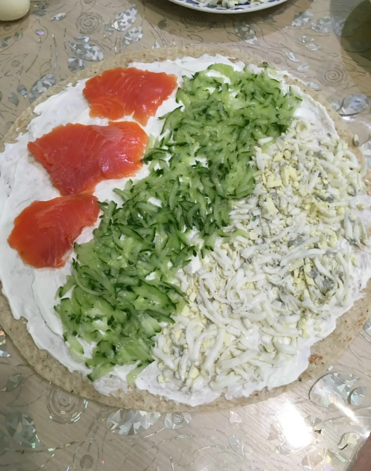 Рулетики из лаваша с красной рыбой: шаг 2