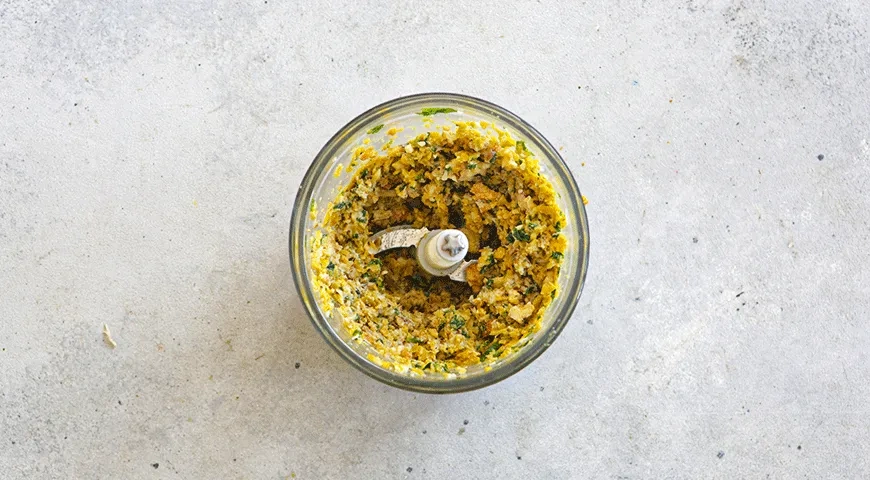 Рулетики из перца с орехами, запеченные в беконе: шаг 2