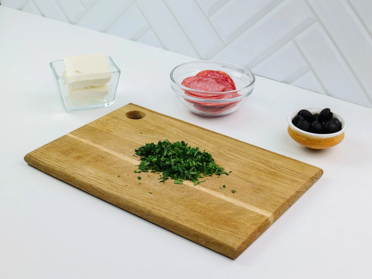 Шаг 2: Рулетики с сыром и маслинами