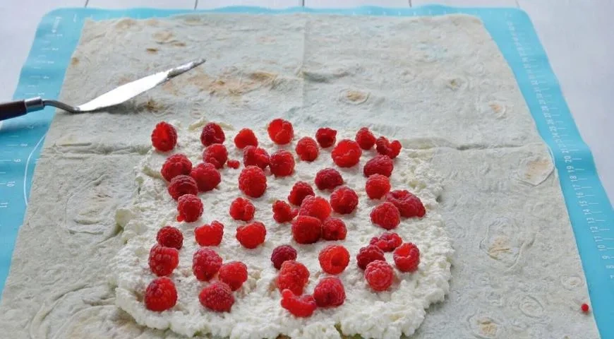 Рулет из лаваша с творогом и малиной: шаг 2