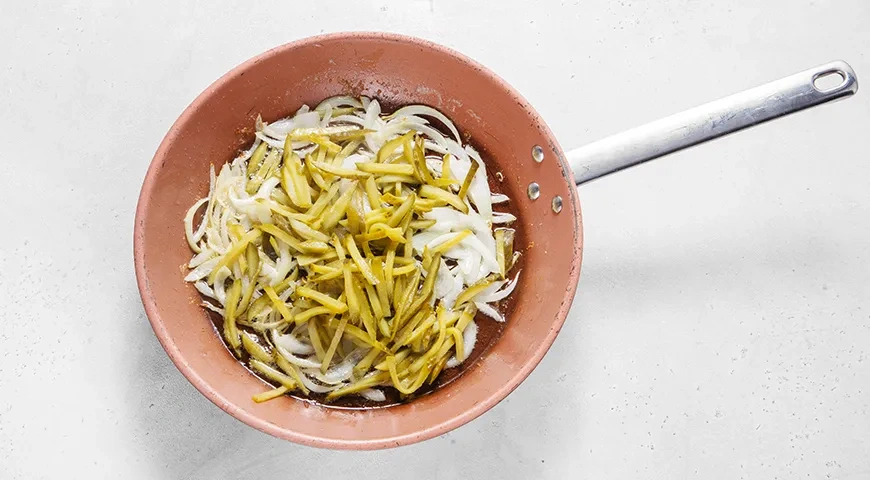 Рыба в сметанном соусе с солеными огурцами: шаг 2