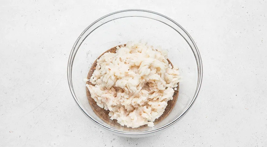 Рыбные котлеты с салом и манкой по-домашнему: шаг 2