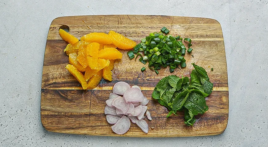 Салат из апельсинов с грецкими орехами и печеным перцем: шаг 2