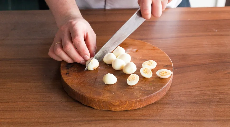 Салат из авакадо с шампиньонами и перепелиными яйцами: шаг 2