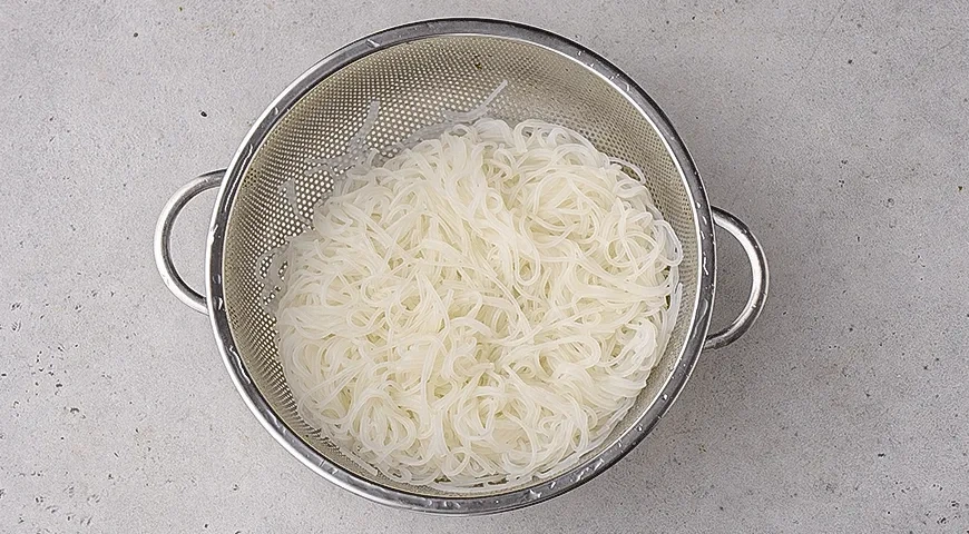 Салат из фунчозы с перцем и огурцом в кунжутной заправке: шаг 2