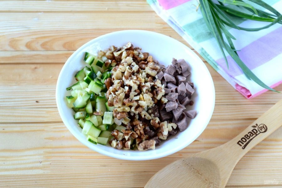 Шаг 2: Салат из говяжьего языка и огурцов