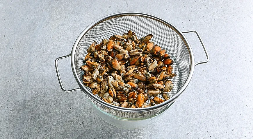 Салат из мидий с фунчозой: шаг 2