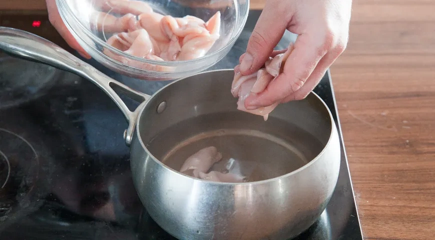 Салат из морской капусты с кальмарами: шаг 2