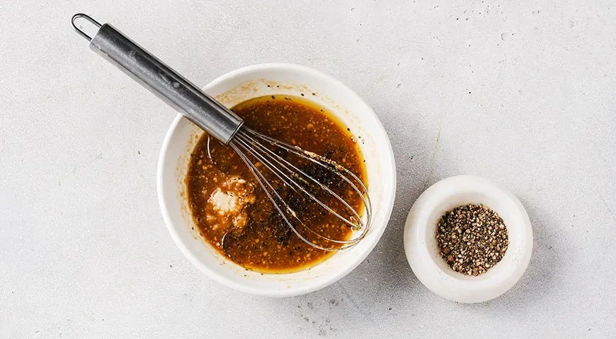 Салат из пекинской капусты с кукурузой, яйцом и огурцом: шаг 2