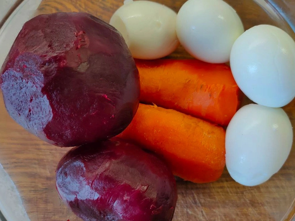 Шаг 2: Салат из свеклы, моркови и морской капусты