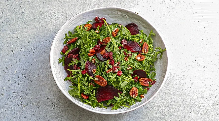 Салат из свеклы с брынзой и орехами: шаг 2