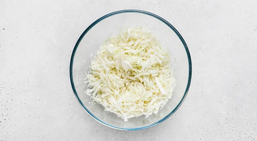 Салат из свежей капусты с чесноком: шаг 2