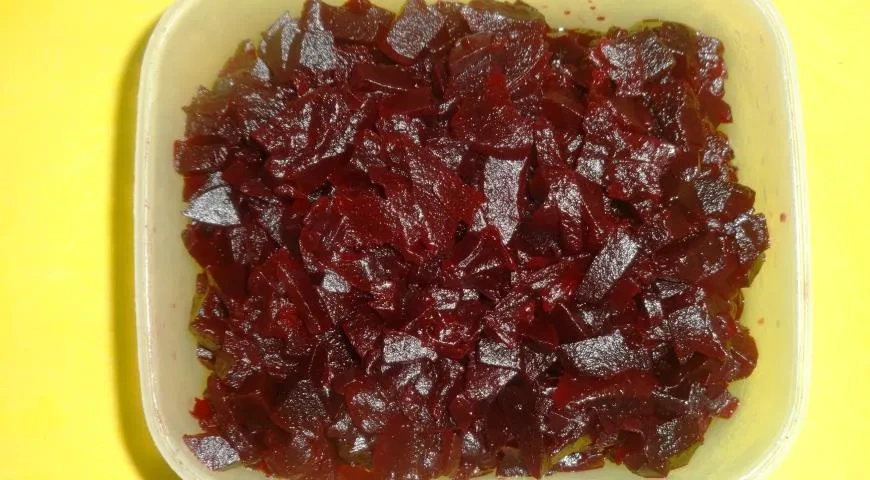 Салат из свёклы с черносливом, тыквенными семечками и виноградом: шаг 2