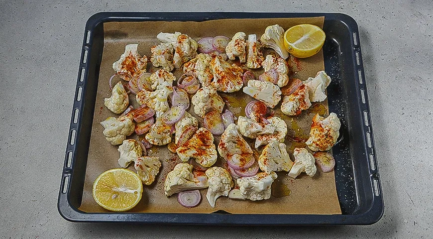 Салат из запеченной цветной капусты и огурцов: шаг 2