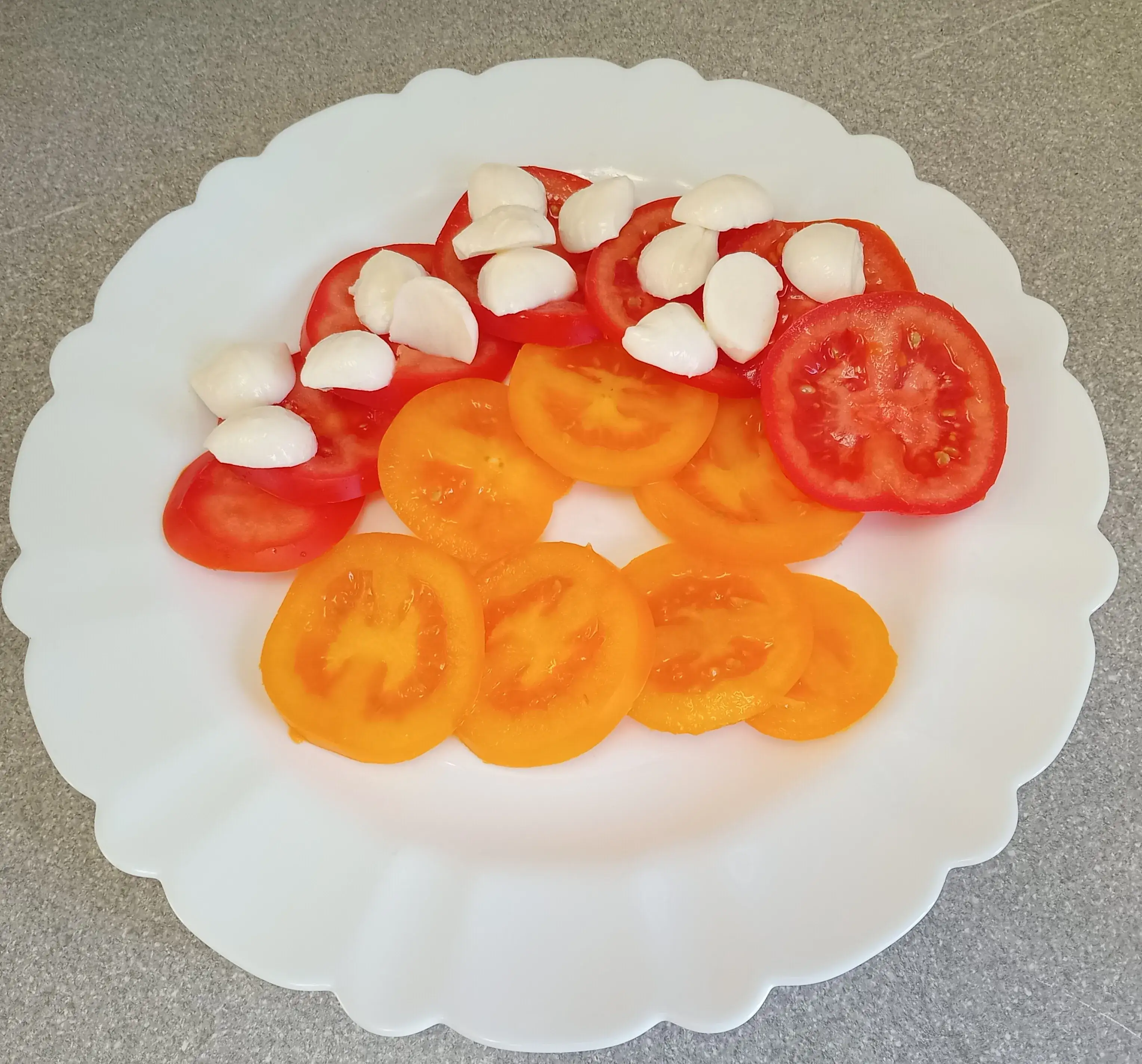 Салат Капрезе с красными и жёлтыми помидорами: шаг 2