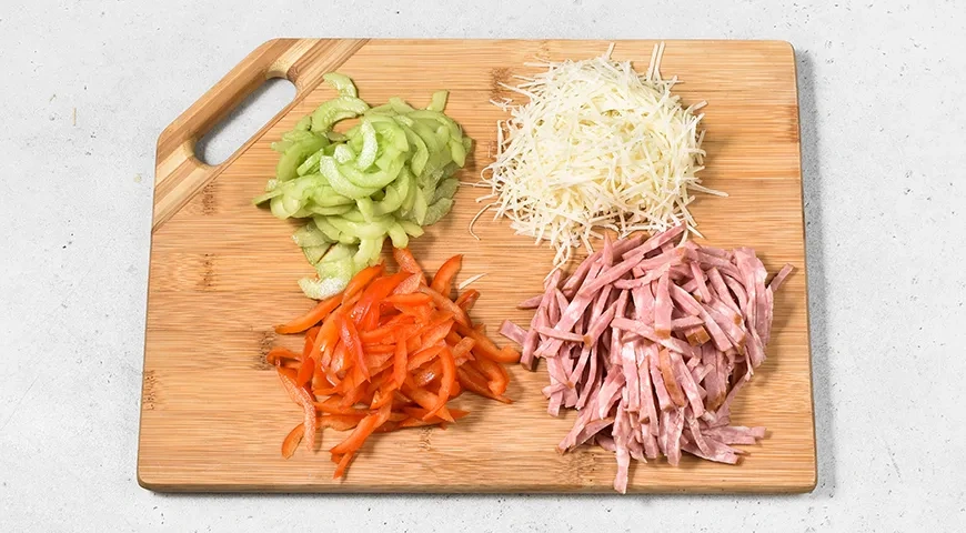 Салат-коктейль с ветчиной, огурцом и сыром: шаг 2