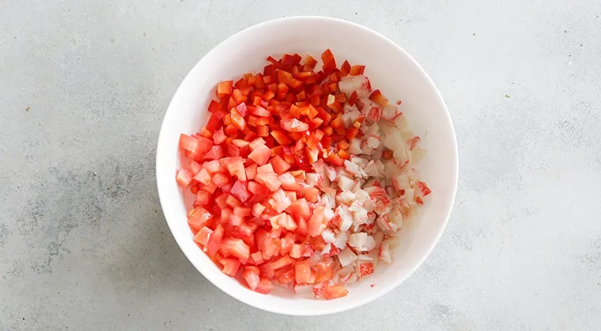 Салат Красное море с крабовыми палочками: шаг 2