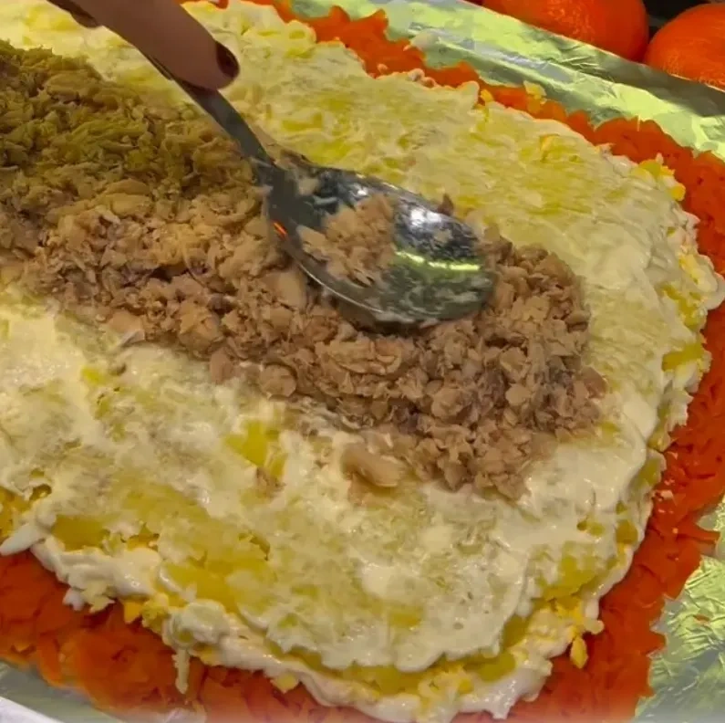 Салат «Мимоза» с горбушей: шаг 2