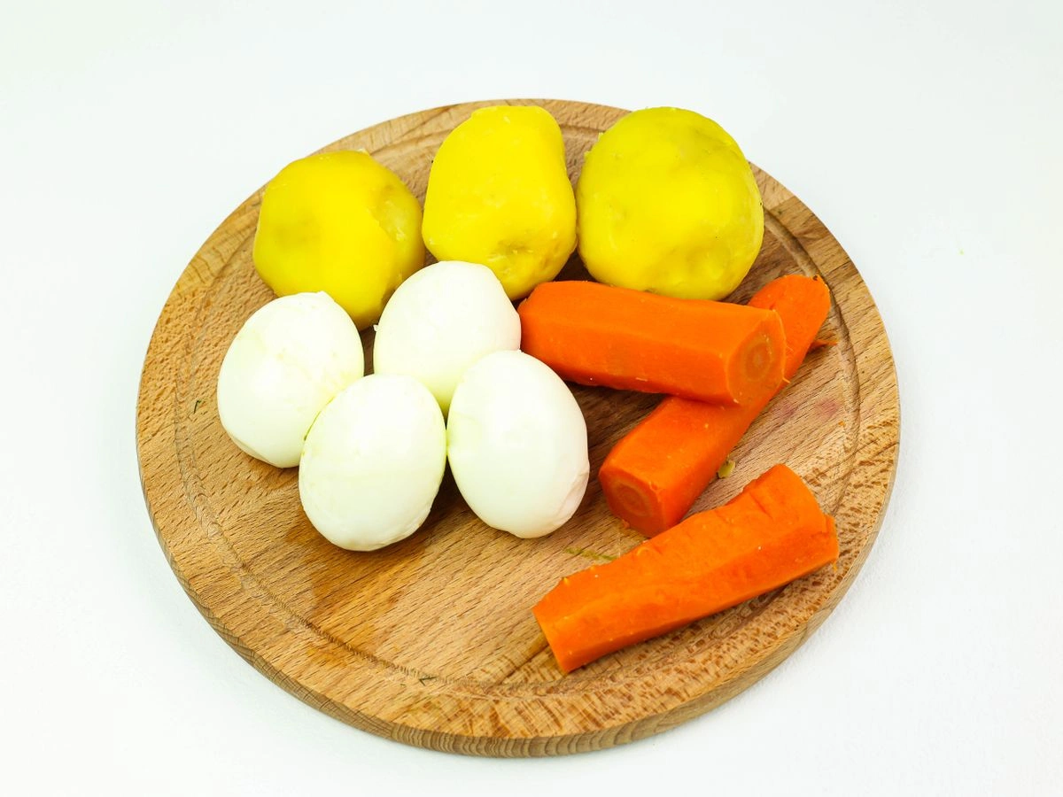 Шаг 2: Салат «Мимоза» с сайрой