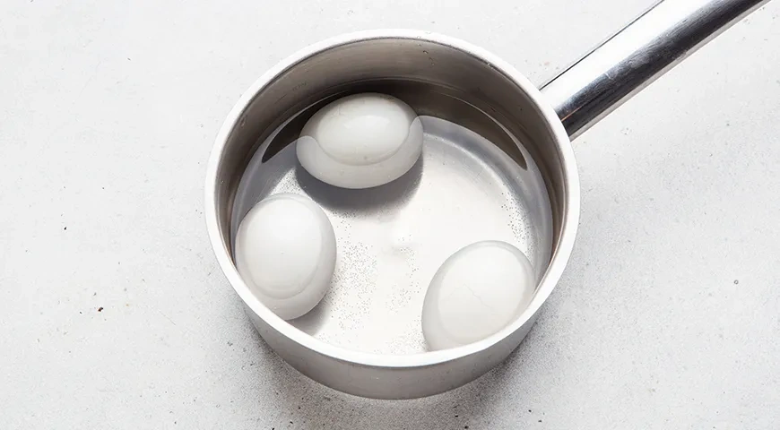 Салат «Мимоза» с семгой: шаг 2