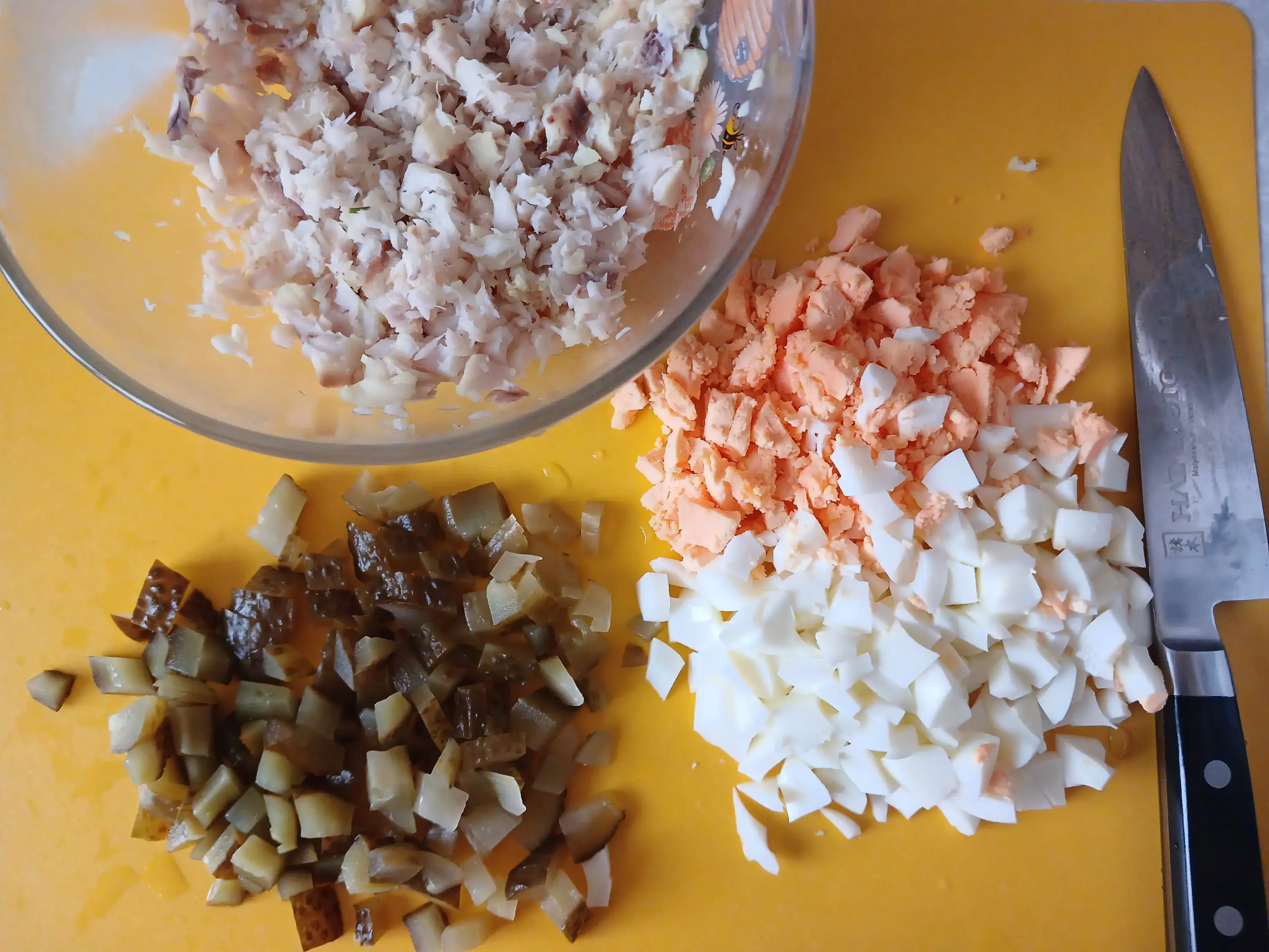 Салат «Морской уют» с минтаем: шаг 2