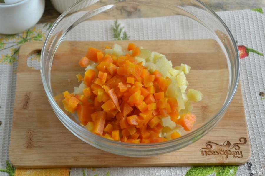 Шаг 2: Салат оливье классический с колбасой