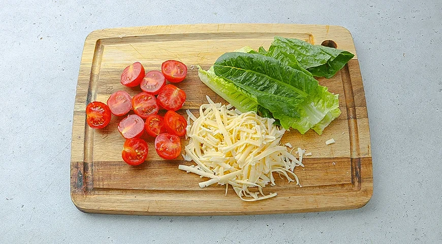 Салат романо с тунцом, сыром и помидорами: шаг 2