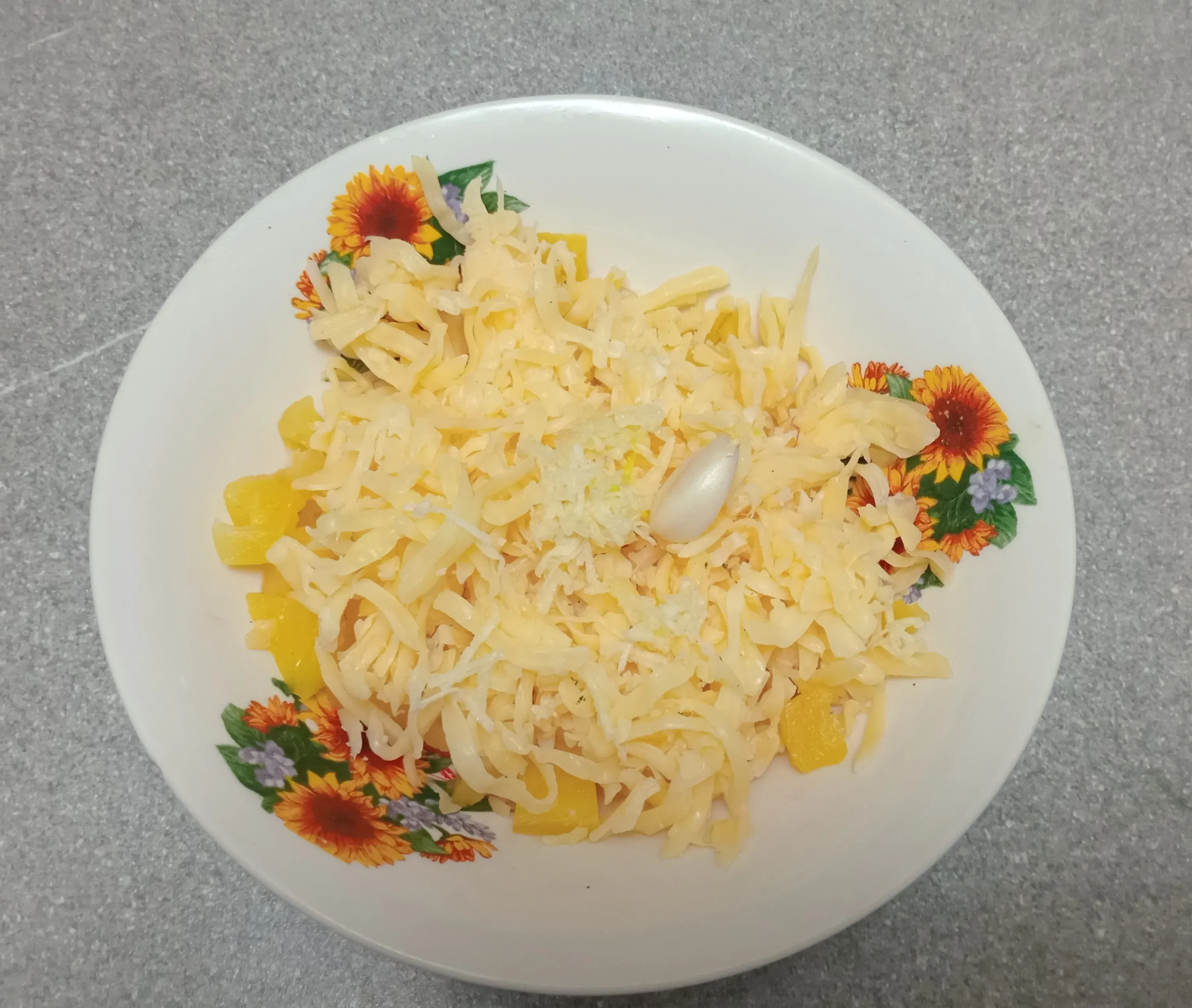 Салат с ананасами, сыром и кукурузой: шаг 2