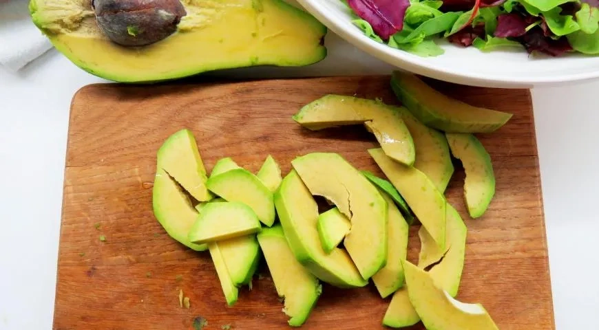 Салат с авокадо, черри и клубникой: шаг 2