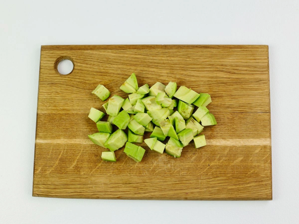 Шаг 2: Салат с авокадо и томатами