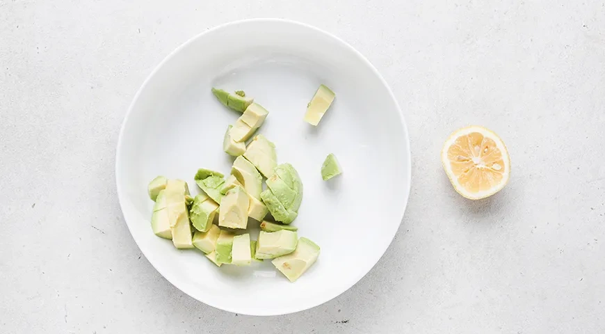 Салат с авокадо, помидорами, огурцами и моцареллой: шаг 2