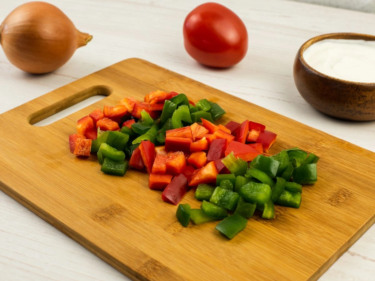 Шаг 2: Салат с болгарским перцем, помидорами и луком