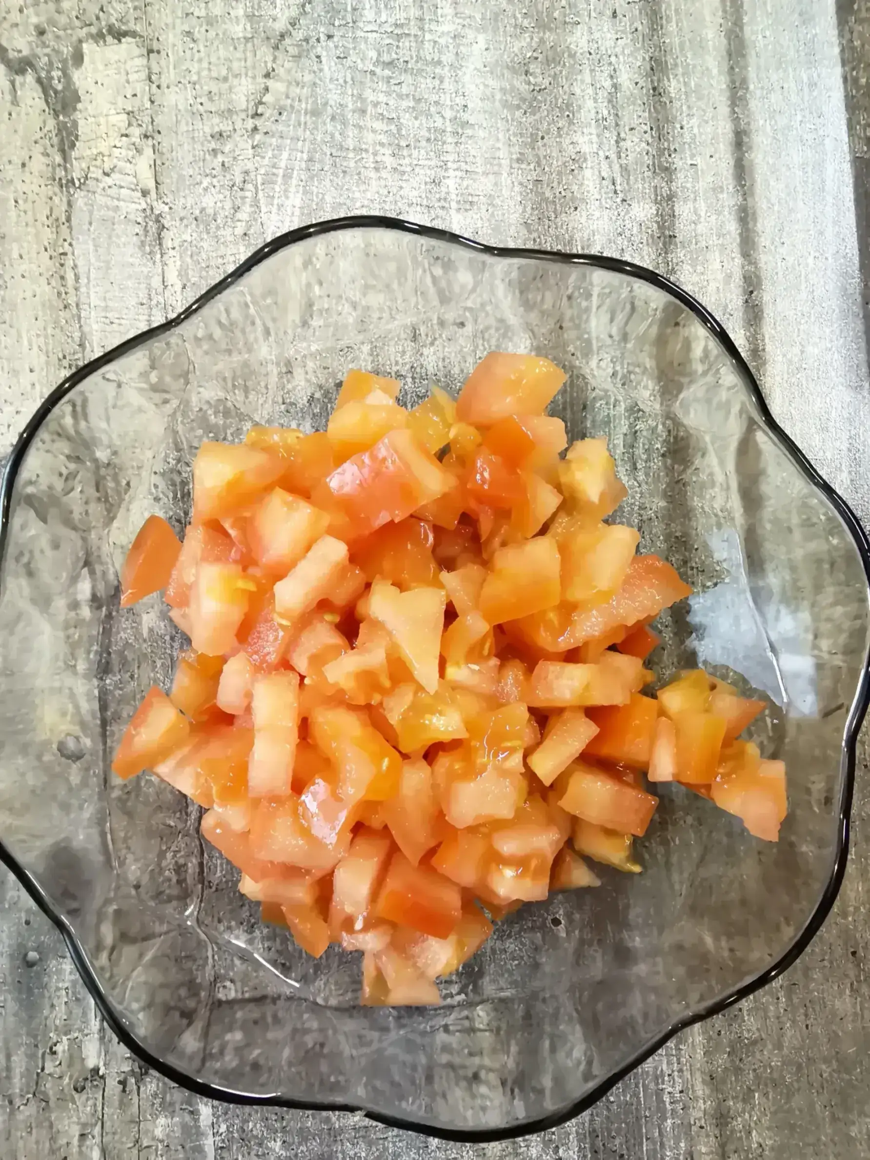 Салат с фасолью и сухариками: шаг 2