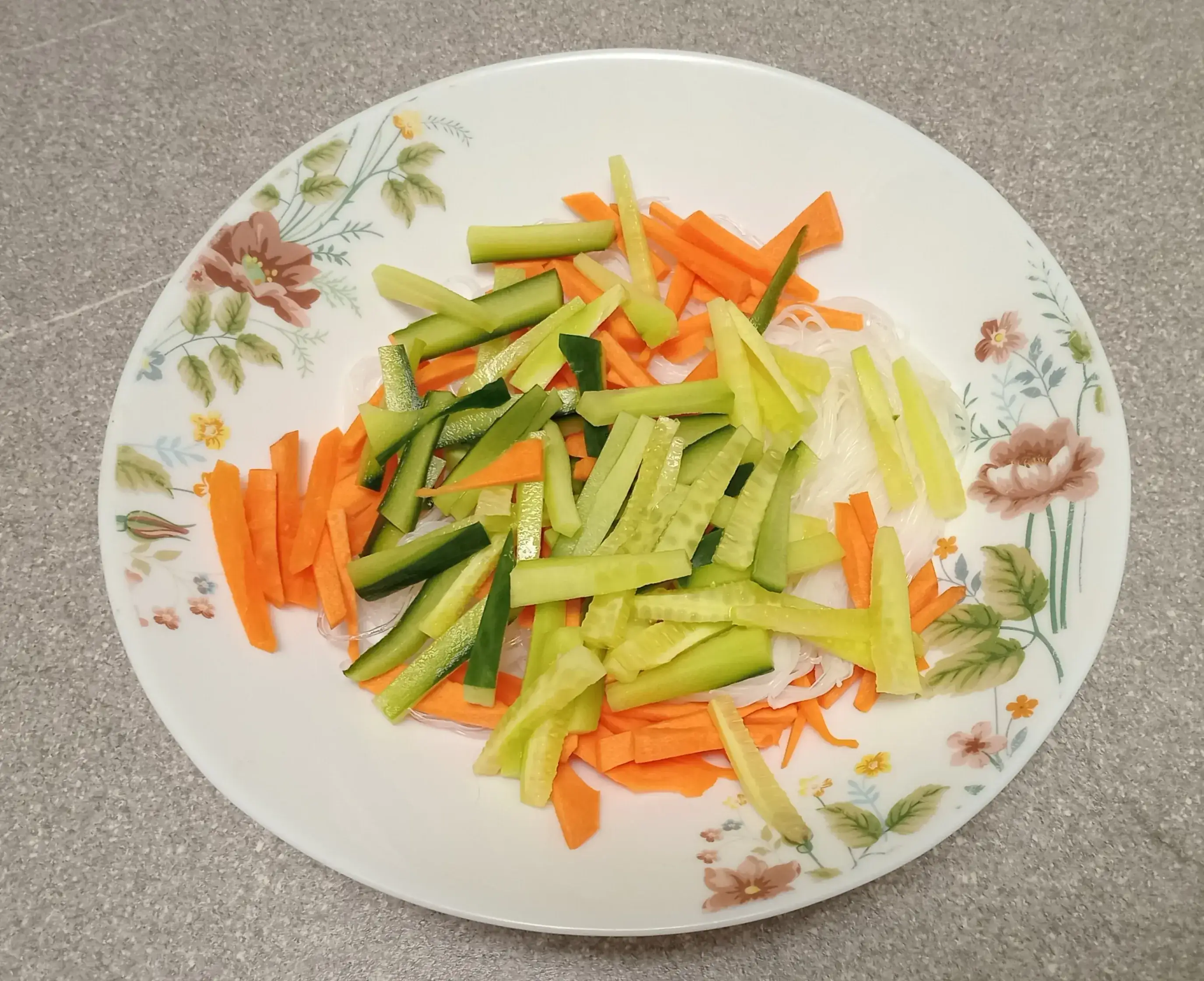 Салат с фунчозой и овощами: шаг 2