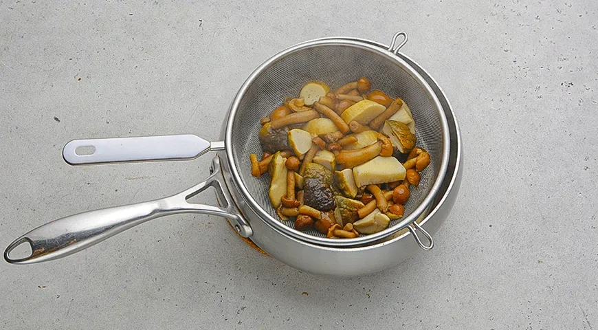 Салат с говяжьим языком, грибами и яйцами: шаг 2