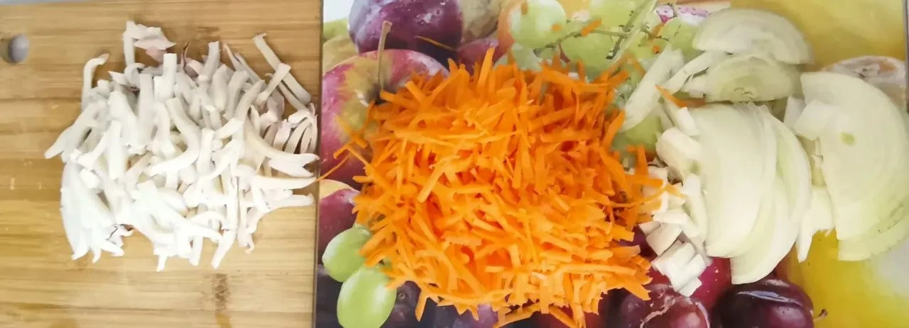 Салат с кальмарами: шаг 2