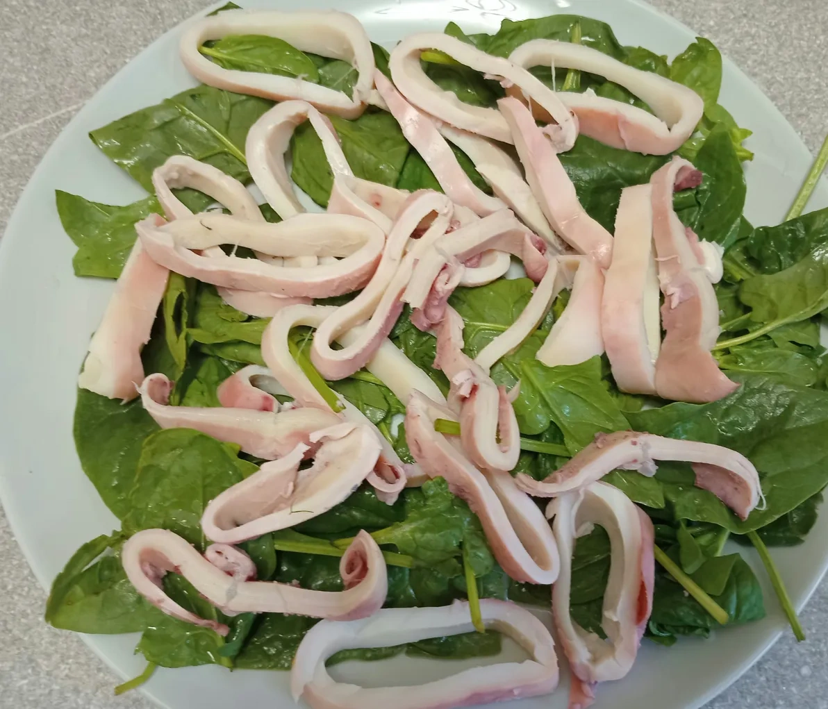 Салат с кальмарами и шпинатом: шаг 2