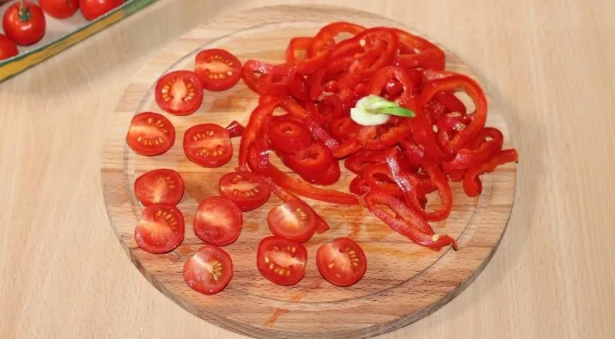 Салат с кальмарами и сладким перцем: шаг 2