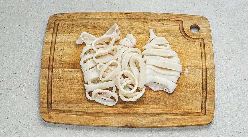 Салат с кальмарами, сельдереем и оливками: шаг 2