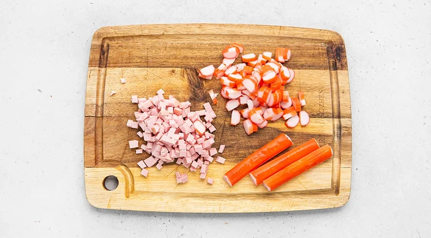 Салат с капустой, крабовыми палочками и колбасой: шаг 2