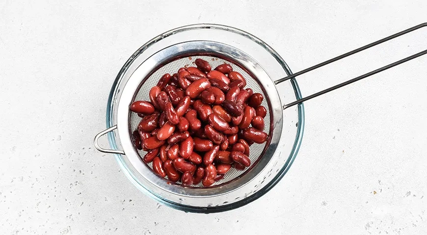 Салат с копченой курицей, фасолью и корейской морковкой: шаг 2