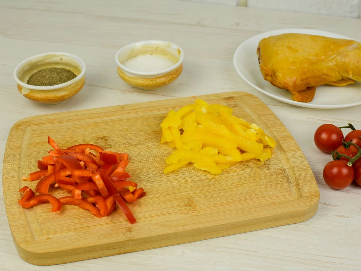 Шаг 2: Салат с копченой курицей, болгарским перцем и помидорами черри