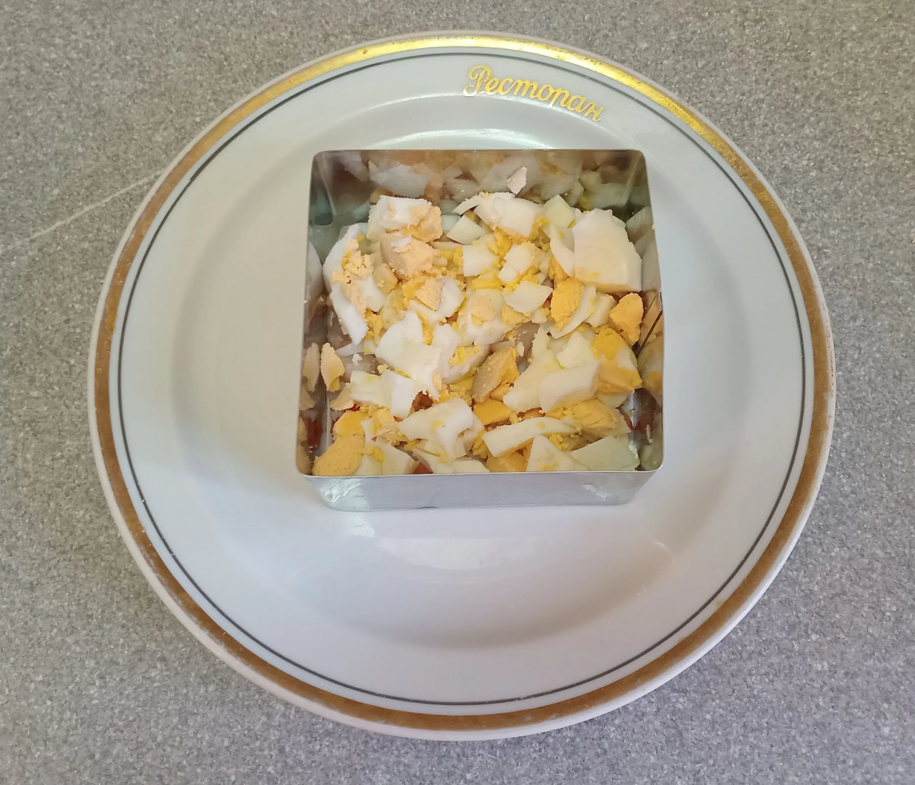 Салат с крабами: шаг 2