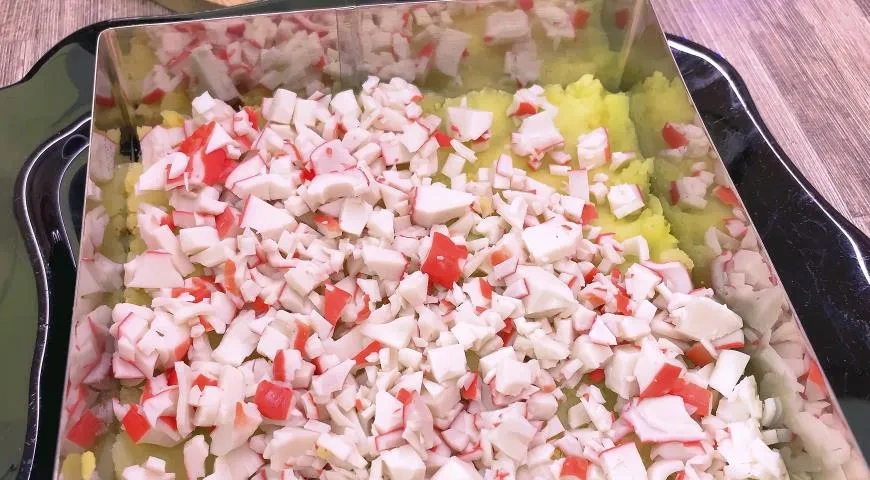 Салат с крабовыми палочками без кукурузы: шаг 2