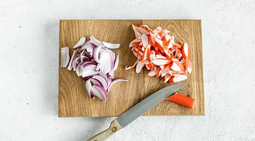 Салат с крабовыми палочками и фасолью: шаг 2