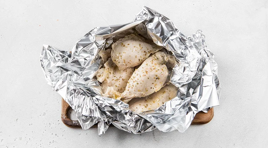 Салат с курицей, ананасом и сыром: шаг 2